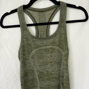 Women's lululemon olive top Size 4.